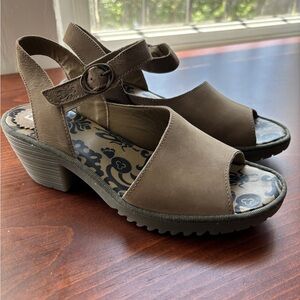 FLY LONDON taupe suede sandals. Brand new. Size 40.